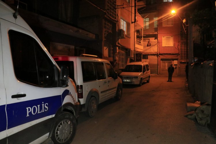 Göğsünden bıçaklanan kadın kocası tarafından hastaneye kaldırıldı