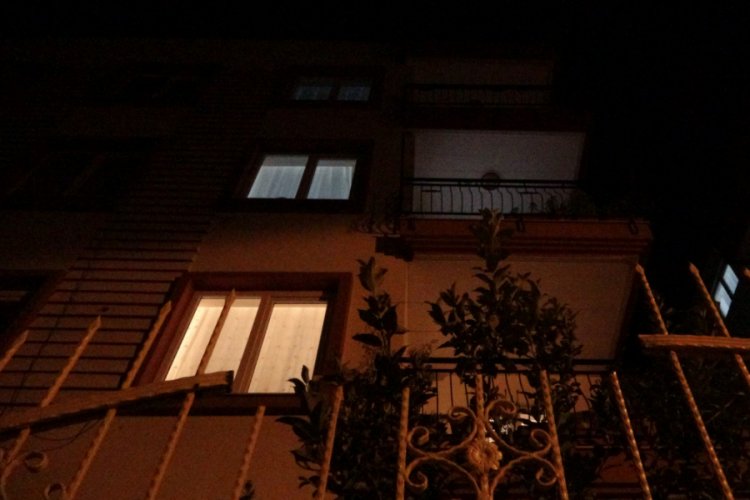 Terastan demir parmaklığın üzerine düştü