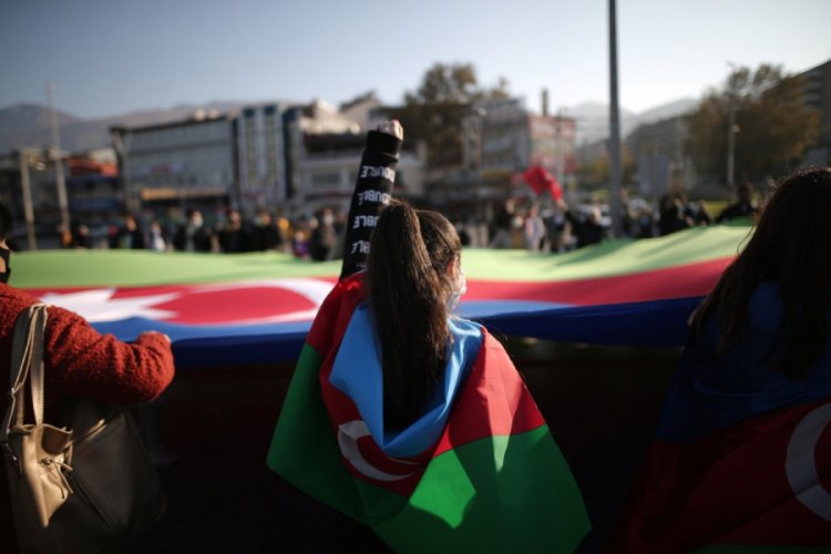 Azerbaycan zaferi Bursa'da dev bayrakla kutlandı