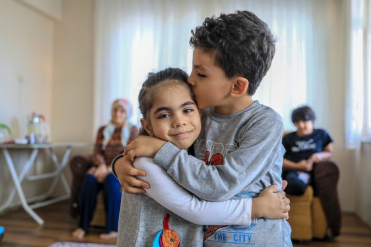 7 yaşındaki Miraç, 6 yaşındaki kardeşi İkra'ya can oldu