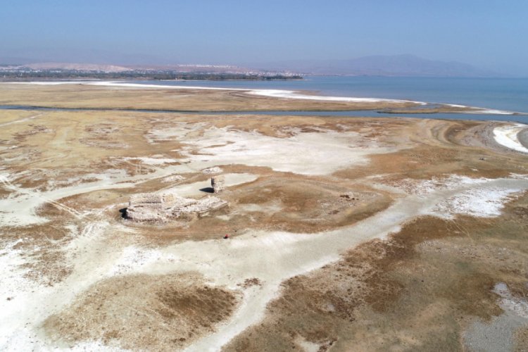 Van Gölü çekilince tarihi Erciş Kalesi ortaya çıktı