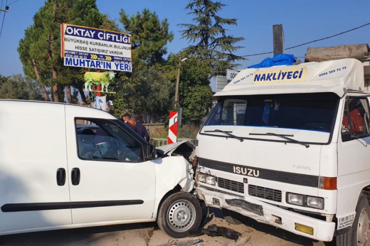 Bursa'da 3 araç birbirine girdi: 2 yaralı