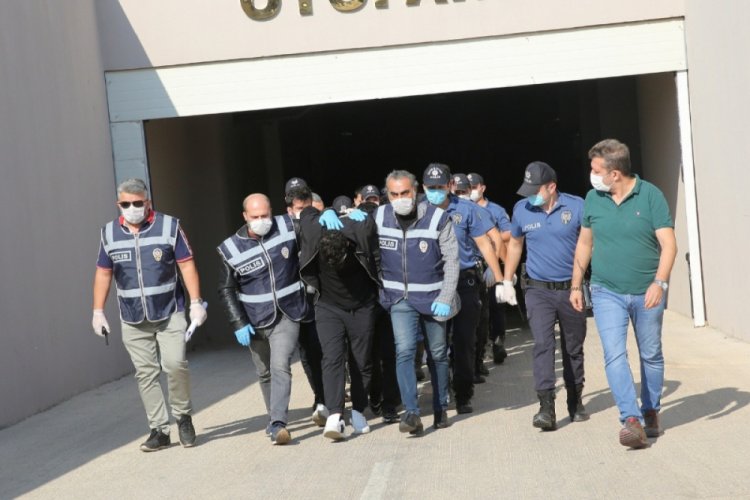 Semt pazarında 4 kişinin yaralandığı silahlı kavgaya 19 gözaltı