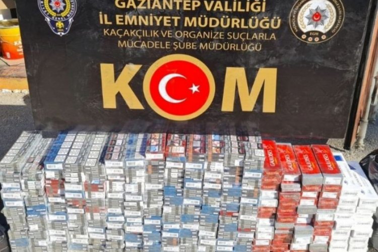 Aracın kaputuna gizlenmiş 2 bin 700 paket kaçak sigara yakalandı