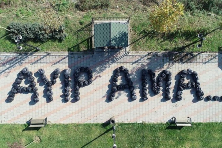 Temizlik işçileri çöp torbalarıyla ''Ayıp ama'' yazdı
