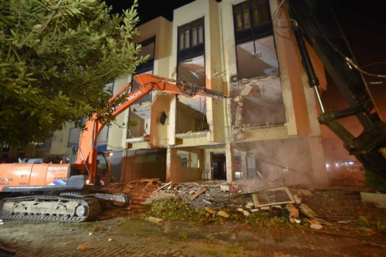 Depremde ağır hasar gören Torbalı Belediyesi binasında yıkım çalışmaları başladı