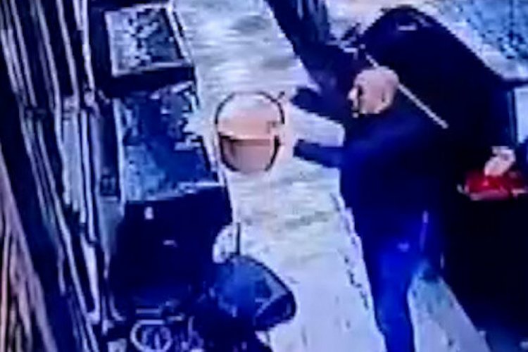 Balkondan sepetle sarkıtılan silahlarla saldırdılar