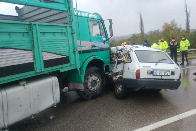 Bursa'da kamyon, otomobile çarptı: Sürücü öldü, 1 yaralı var