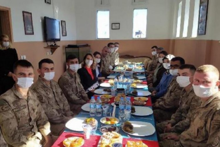 Üs bölgesindeki askerlere 'anne yemeği'