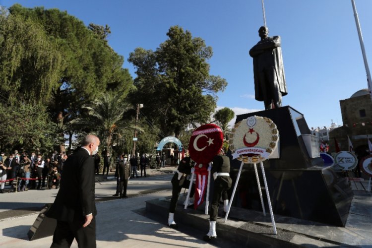 Cumhurbaşkanı Erdoğan KKTC'de Atatürk Anıtı'na çelenk bıraktı