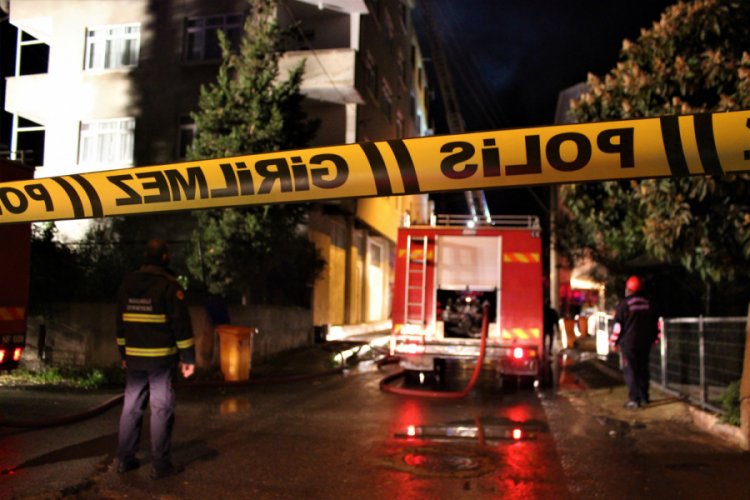 4 katlı binanın çatısı alev alev yandı