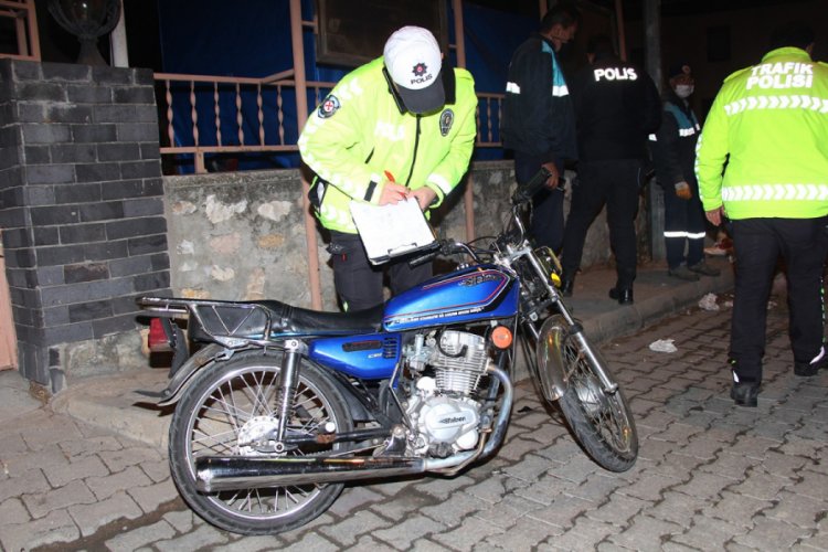 Kontrolden çıkan motosiklet, temizlik görevlisine çarptı
