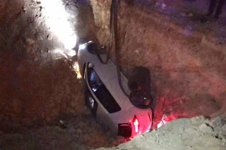 Çukura düşen otomobildeki 3 kişi yaralandı