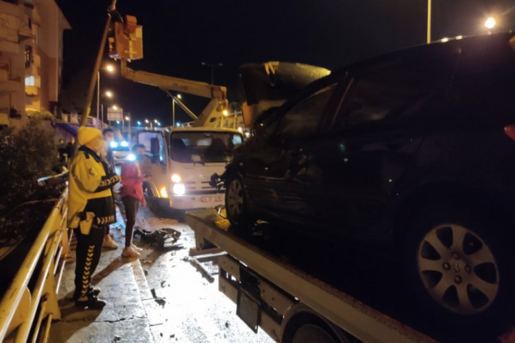 Otomobilin motoru yerinden fırladı, sürücünün burnu bile kanamadı