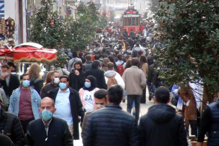Taksim'de korona virüse rağmen oluşan kalabalık dikkat çekti