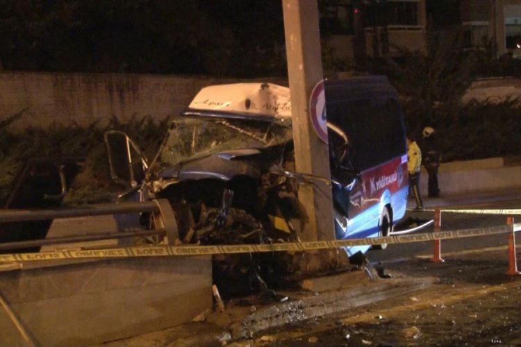 Dolmuş yön direğine çarptı: 1 ölü, 1 yaralı