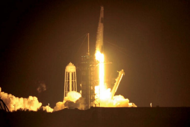 NASA, 4 astronotu taşıyan SpaceX'e ait uzay aracını fırlattı