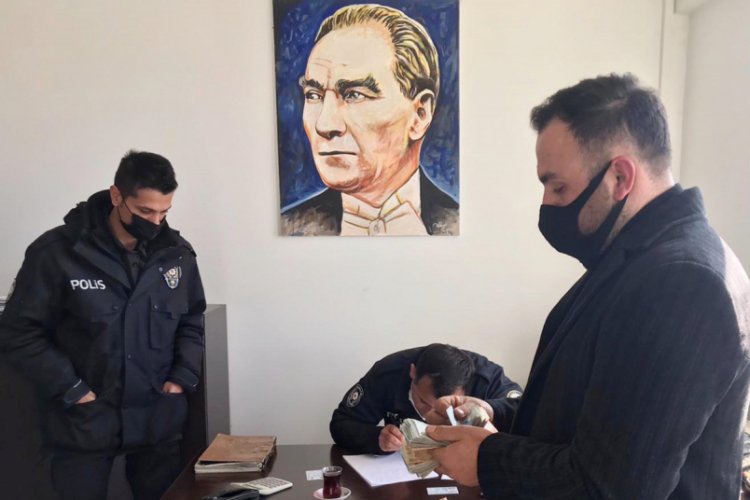 Akaryakıt istasyonunda buldukları 25 bin lirayı sahibine teslim etti