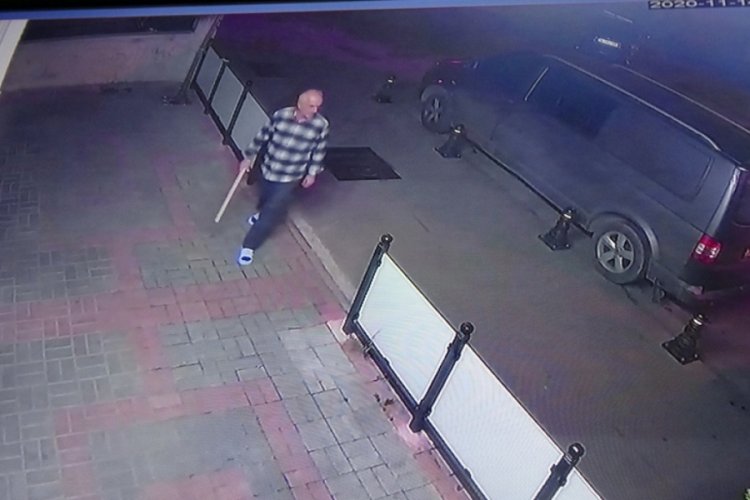 Dükkanına giren hırsızları sopayla kovaladı