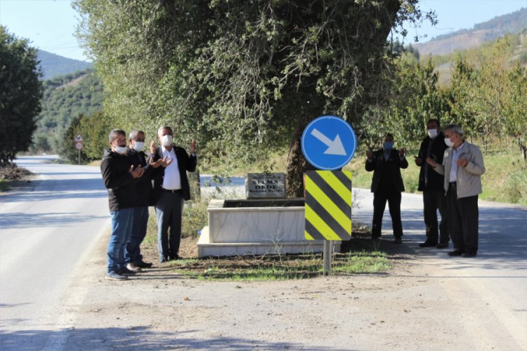 Bursa'da ana yolda giderken bir anda karşılarına mezar çıkıyor