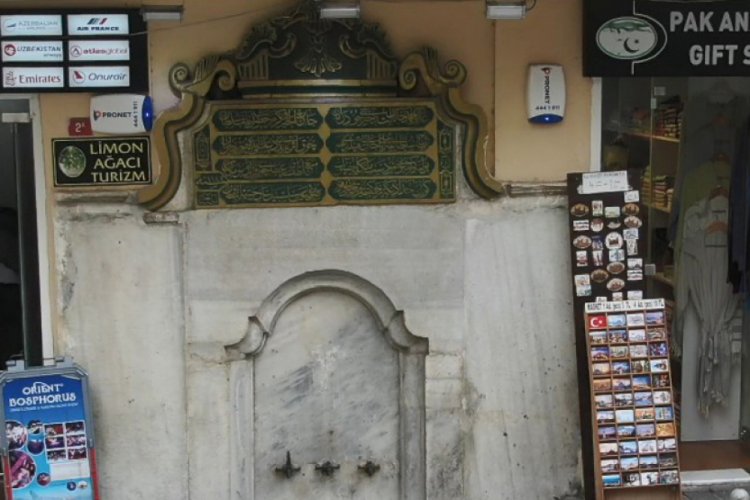 Tarihi çeşme üstünde bina