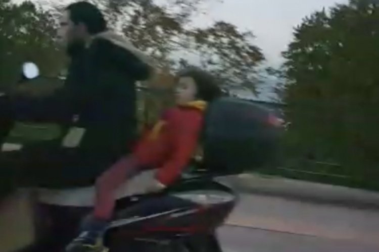 Bursa'da motosiklet üzerinde tehlikeli yolculuk kamerada!