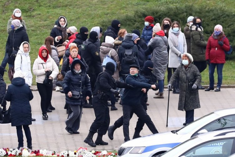 Belarus'ta gösteriler 3. ayı doldurdu: 900'den fazla gözaltı