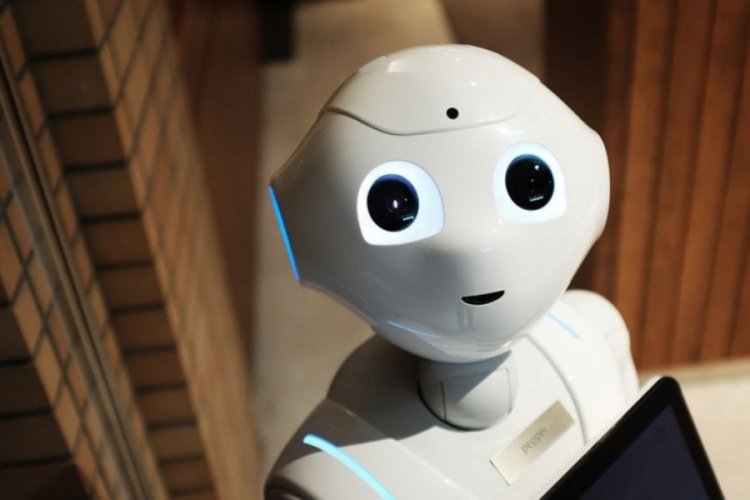 Japonya'da maske takmayanları tespit eden robot mağazalarda görev yapmaya başladı