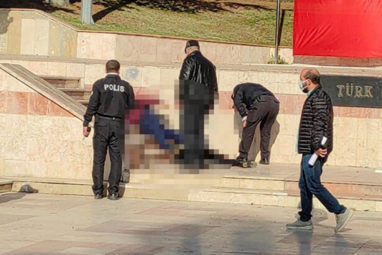 Mahkeme çıkışı eşini ve kayınpederini vurdu