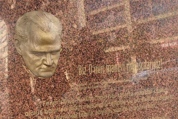 Kadıköy'de Mustafa Kemal Atatürk'ün maskı çalındı