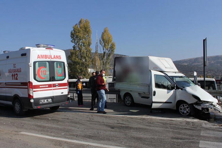 Mermer yüklü kamyon ile ticari araç çarpıştı: 1 yaralı
