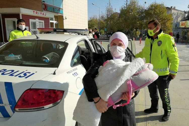 Bursa'da hasta bebek, polis aracıyla hastaneye götürüldü