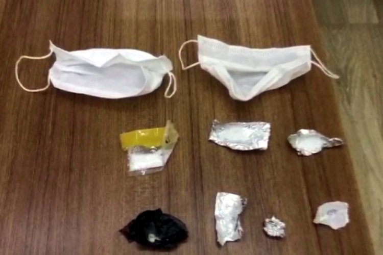 Kollarındaki maskeden uyuşturucu çıktı
