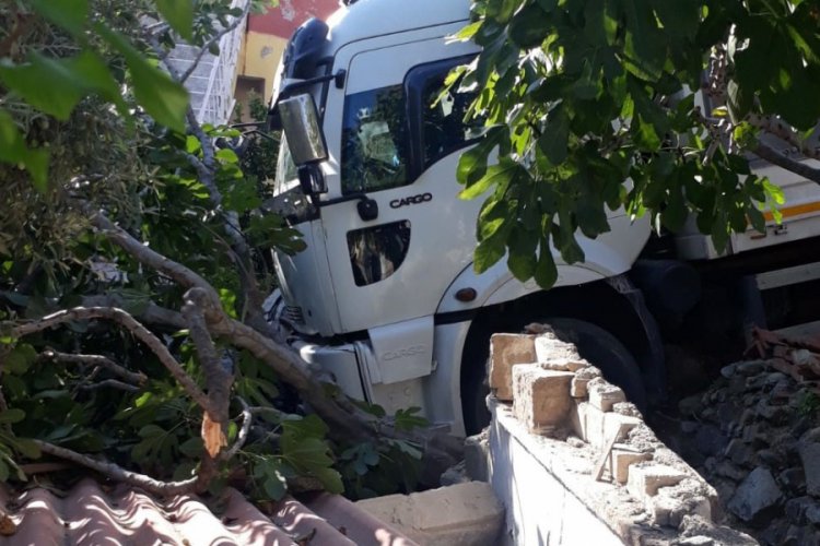 Freni boşalan kamyon ortalığı savaş alanına çevirdi