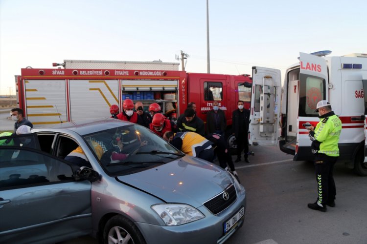 Sivas'ta hafif ticari araç ile otomobil çarpıştı