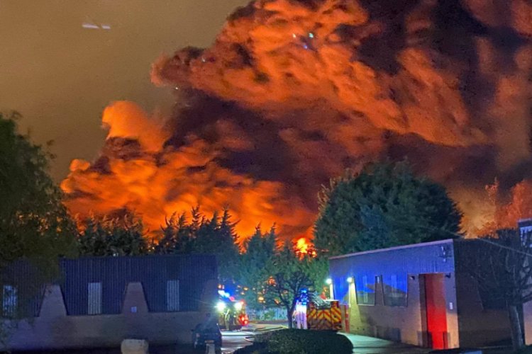 İngiltere'de yangın nedeniyle okullar kapandı