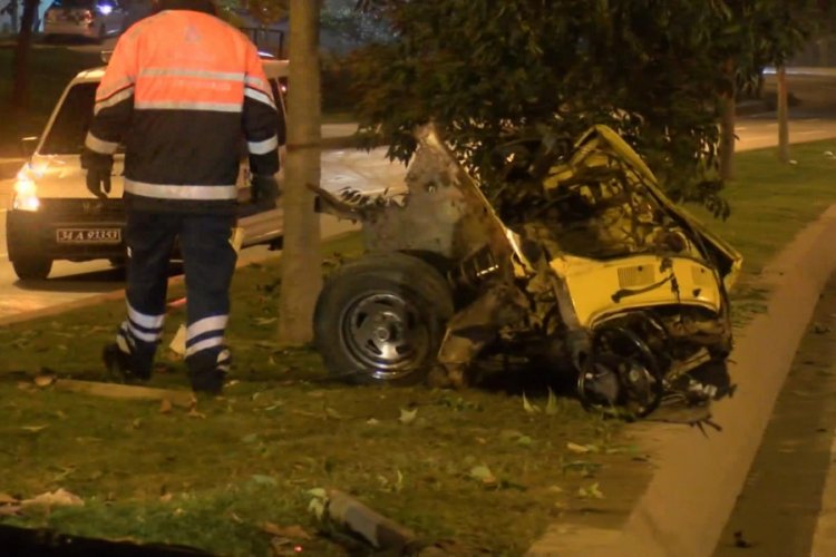 Otomobil ikiye bölündü: Bir ağır yaralı