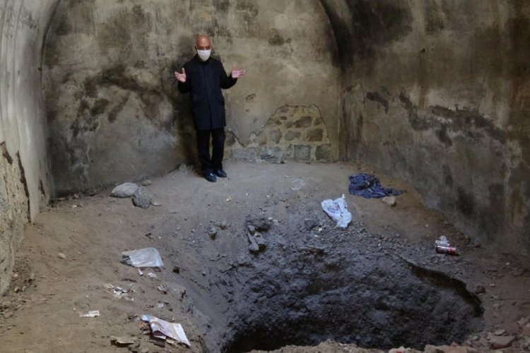 160 yıllık topçu kulesi definecilerin saldırısına uğradı