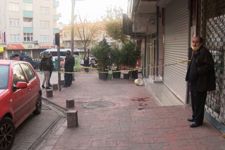Bekçi bıçaklı saldırganı ayağından vurdu