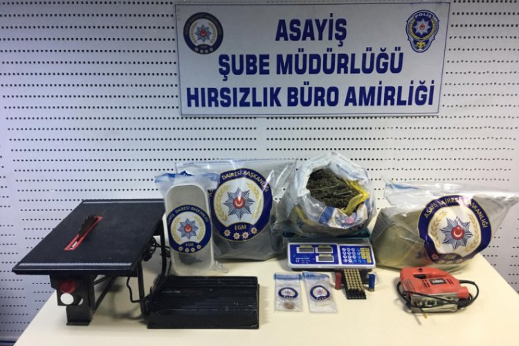 Hırsızlık şüphelilerinin evinden 2,5 kilogram esrar çıktı