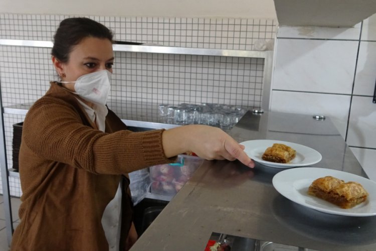 Bursa'da sağlıkçılara tatlıcılardan sürpriz