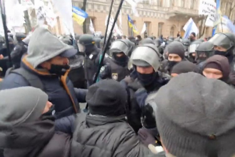 Ukrayna'da karantina protestosunda arbede