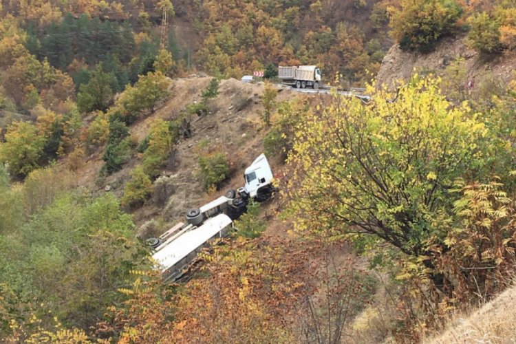 Şarampole devrilen tankerin sürücüsü, yaralandı