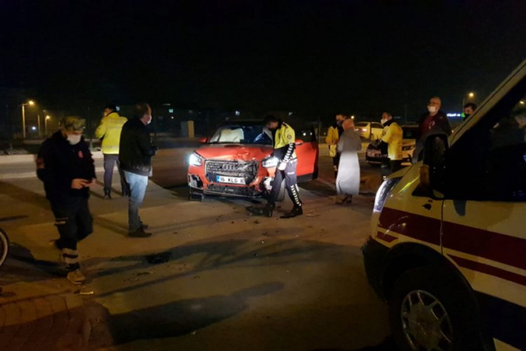 Bursa'da otomobille çarpışan motosikletin sürücüsü ağır yaralandı