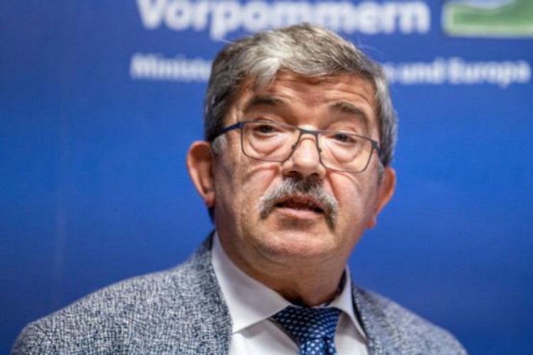 Almanya'da aşırı sağ bağlantısı olan kişiden silah alan bakan istifa etti