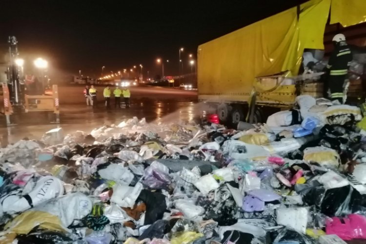 Tekstil ürünü yüklü TIR'ın dorsesi yandı
