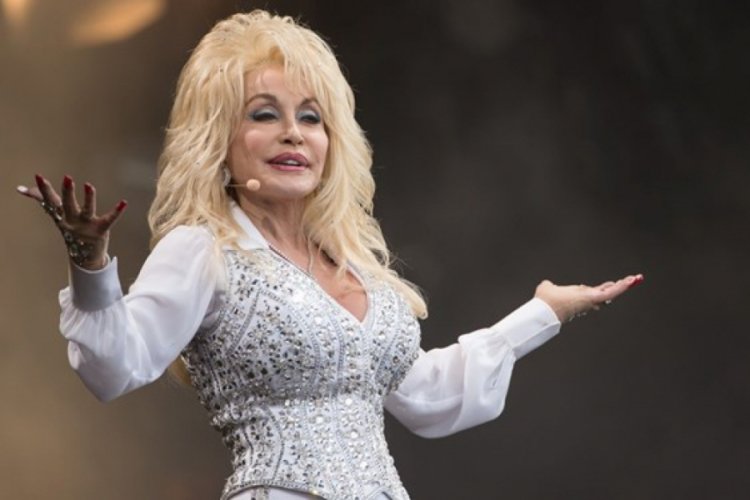 Dolly Parton'dan corona virüs aşısı için 1 milyon dolar bağış