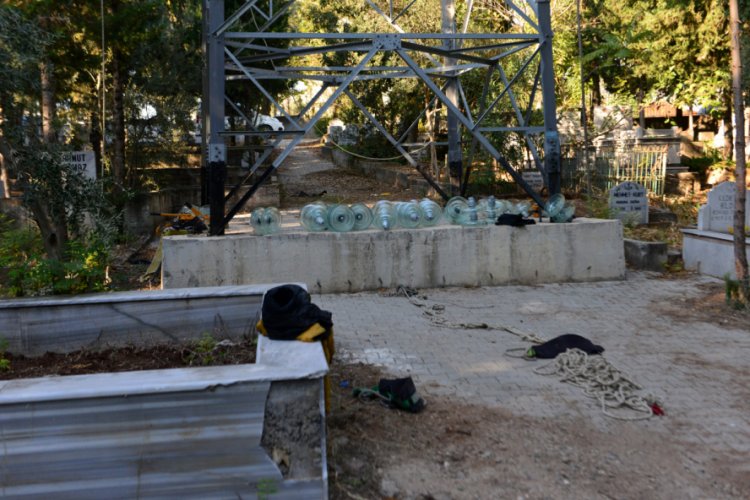 Yüksek gerilim hattında bakım-onarım çalışması yapan işçi akıma kapıldı
