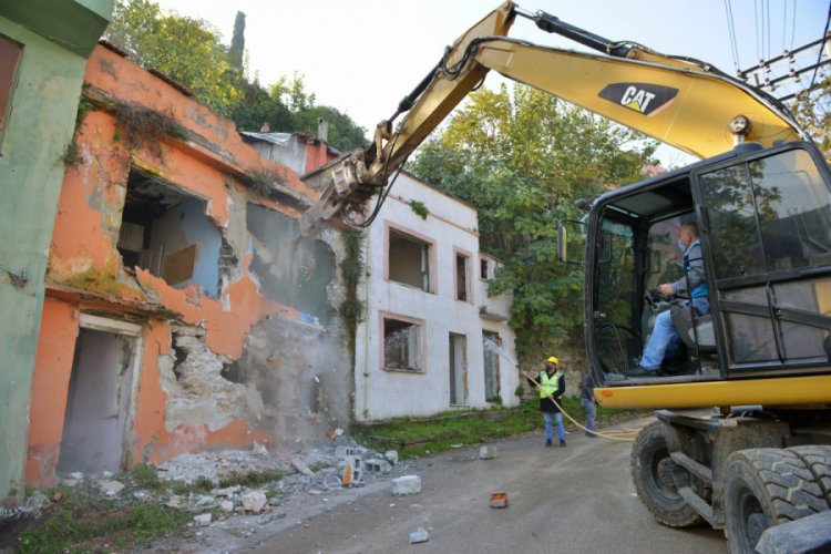 Bursa Mollaarap'ta kamulaştırılan binalar yıkılıyor