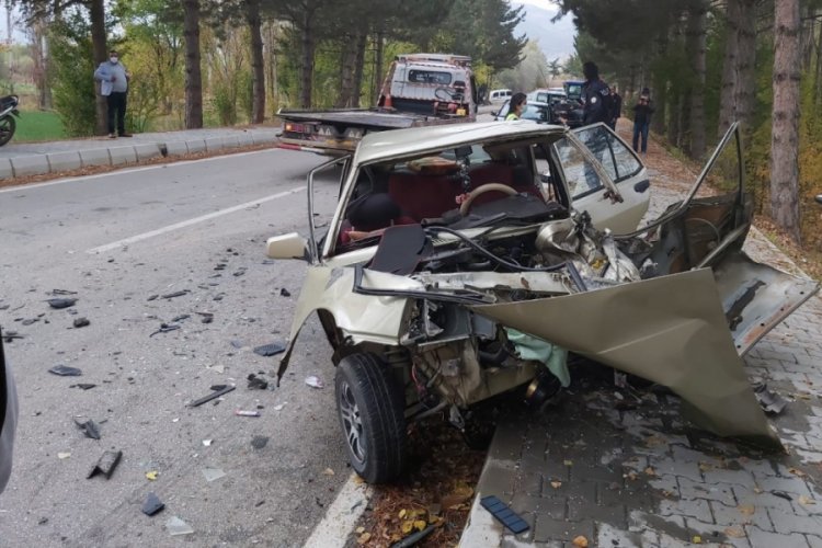 Kamyonet ile otomobil çarpıştı: 3 yaralı